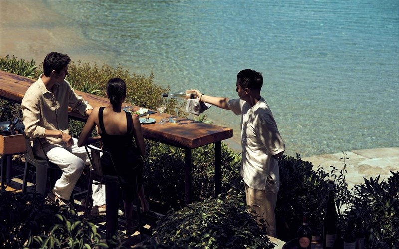 athina-kai-kriti-dinoun-rantebou-stominos-beach-art-hotel